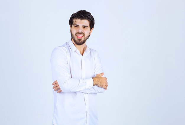 Mann in einem weißen Hemd mit neutralen Posen giving