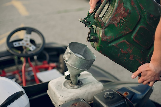 Mann in einer Kartbahn mit einem Auto