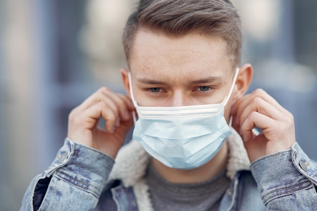 Mann in einer Maske, die auf der Straße steht