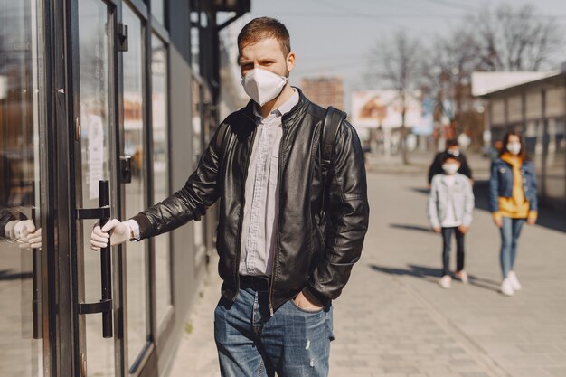 Mann in einer Maske, die auf der Straße steht
