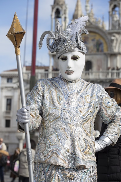 Mann in einer traditionellen Venedig-Maske während des weltberühmten Karnevals