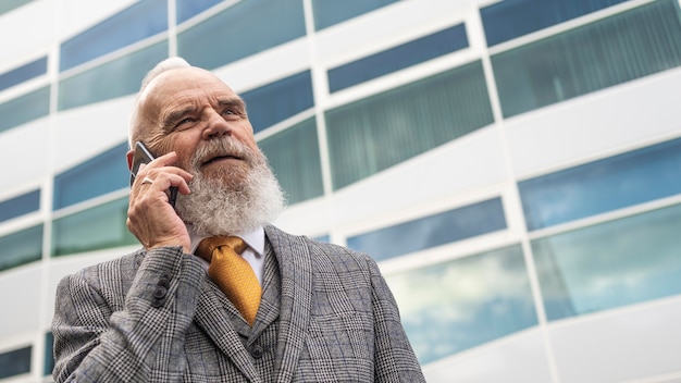 Mann in formeller Kleidung, der am Telefon telefoniert