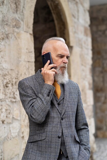 Mann in formeller Kleidung, der am Telefon telefoniert