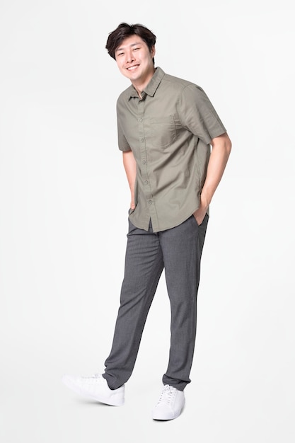 Mann in grauem Hemd und Hose Freizeitkleidung Mode Ganzkörper