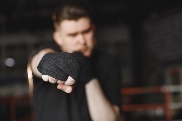 Kostenloses Foto mann in handschuhen. boxer in sportkleidung. mann mit bart.