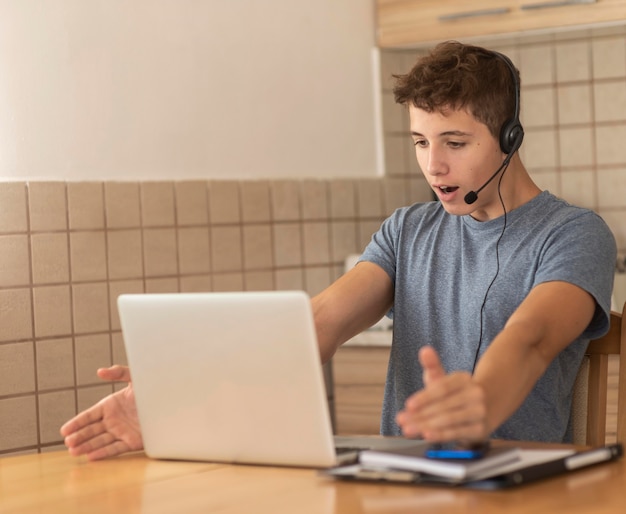 Mann in Quarantäne in der Küche, die mit Laptop arbeitet