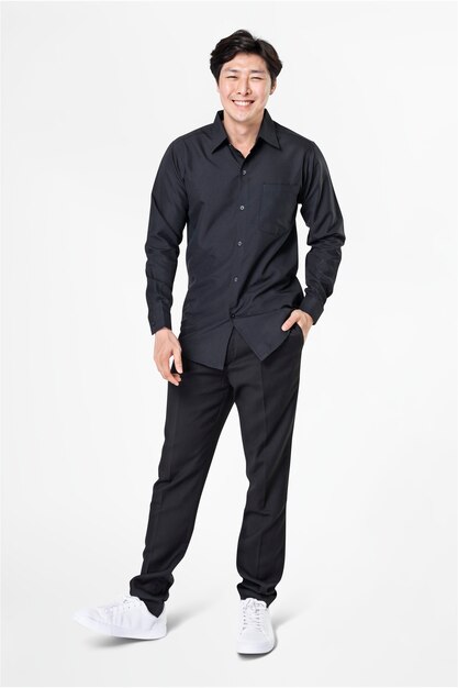 Mann in schwarzem Hemd und Hose Freizeitkleidung Mode Ganzkörper