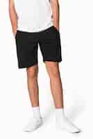 Kostenloses Foto mann in schwarzen shorts für sommerbekleidungsshooting