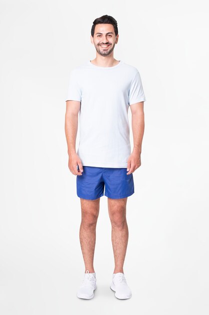 Mann in weißem T-Shirt und blauen Shorts mit Designraum-Ganzkörper