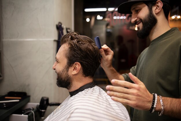 Mann lässt sich beim Friseur die Haare schneiden4