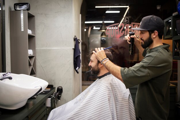 Mann lässt sich beim Friseur die Haare schneiden4