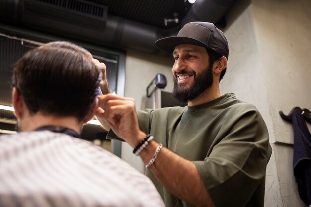 Mann lässt sich beim Friseur die Haare schneiden4