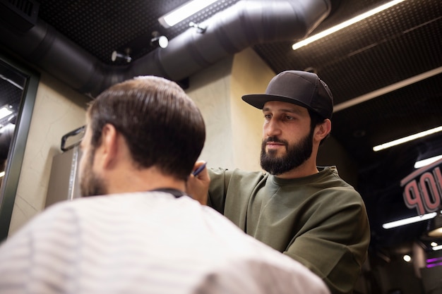 Mann lässt sich beim Friseur die Haare schneiden4