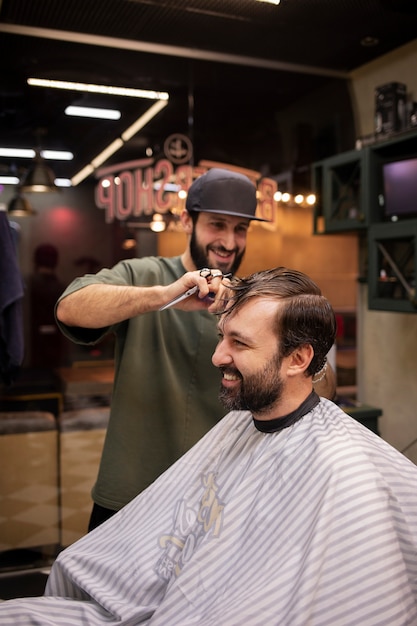 Mann lässt sich beim Friseur die Haare schneiden4