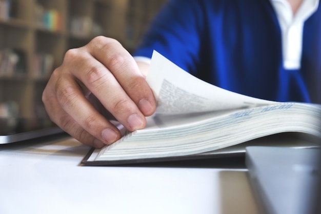 Mann liest ein Buch. Bildung, Akademisch, Lern- und Prüfungskonzept.