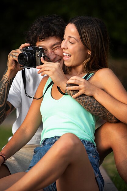 Mann macht ein Foto neben seiner Freundin