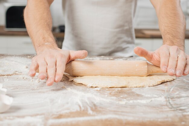 Mann macht Pizzateig