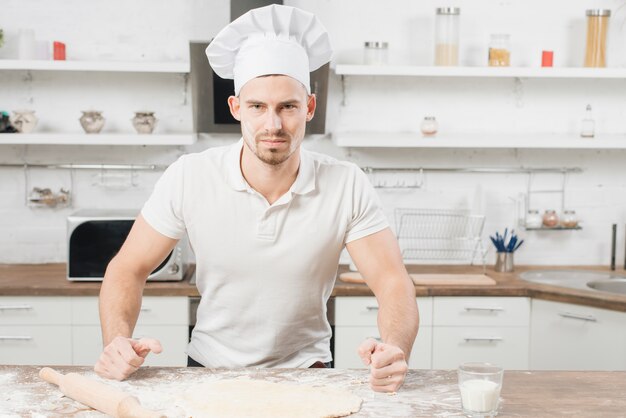 Mann macht Pizzateig