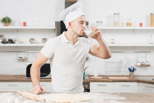 Mann macht Pizzateig