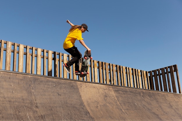 Mann macht Tricks auf Skateboard Full Shot