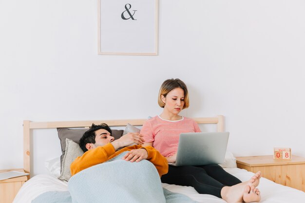 Mann missfiel mit Frau mit Laptop