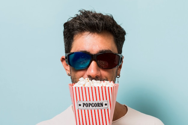 Mann mit 3D-Brille und Popcorn