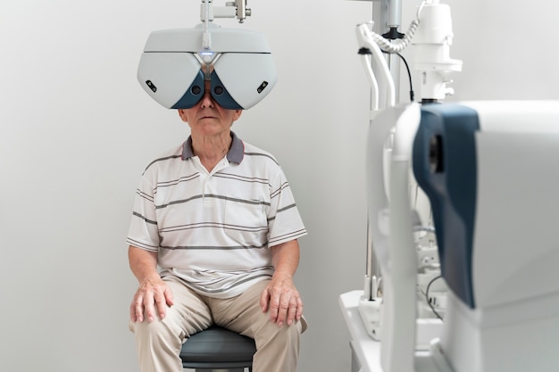 Mann mit Augenarzttermin