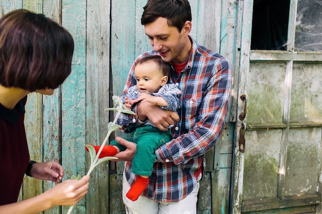 Mann mit Baby und Frau draußen