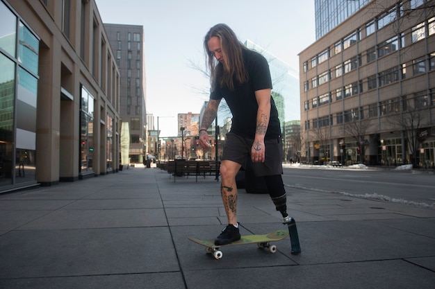 Mann mit Beinbehinderung beim Skateboarden in der Stadt