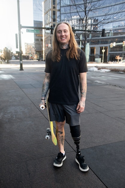 Mann mit Beinbehinderung beim Skateboarden in der Stadt