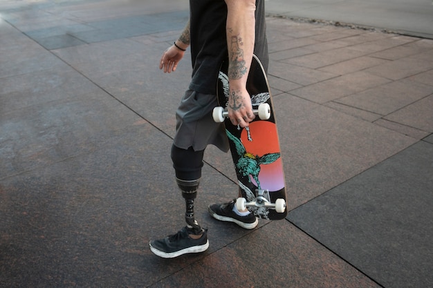 Mann mit Beinbehinderung beim Skateboarden in der Stadt