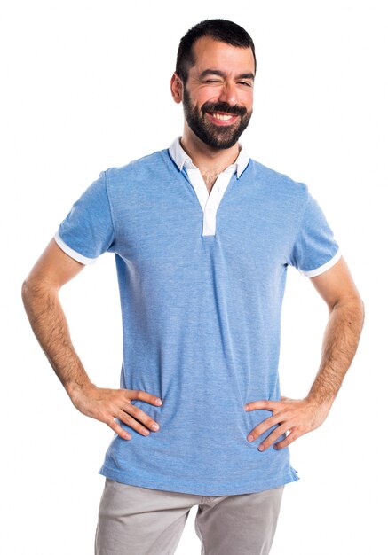 Mann mit blauem Hemd blinzelnd