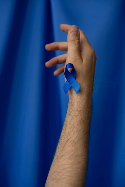 Mann mit blauem Novemberband