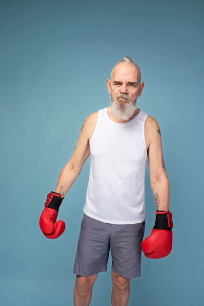 Kostenloses Foto mann mit boxhandschuhen mittlerer schuss