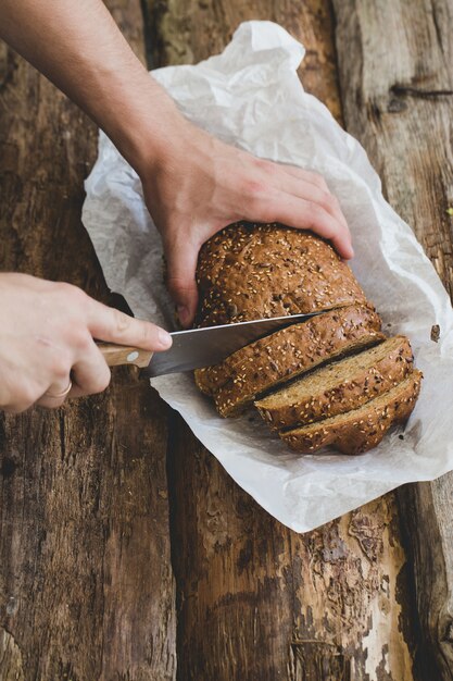 Mann mit Brot