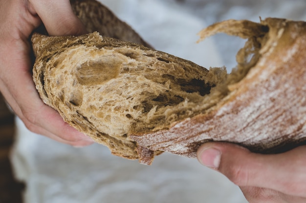 Kostenloses Foto mann mit brot