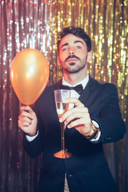 Mann mit Champagner auf Neujahrsparty