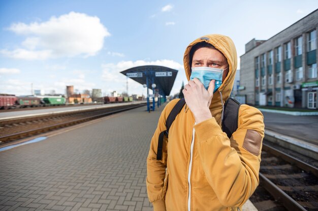 Mann mit chirurgischer Maske im Freien