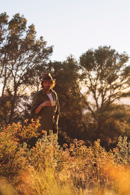 Mann mit Cup in der Natur