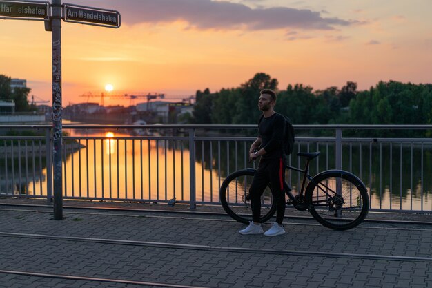 Mann mit dem Fahrrad im Park