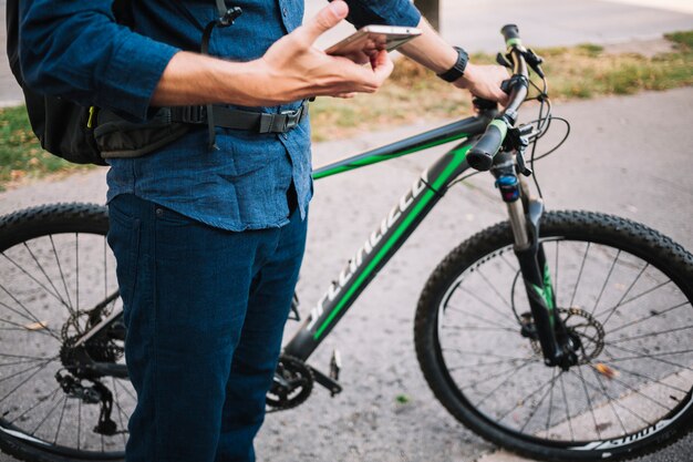 Mann mit dem Fahrrad