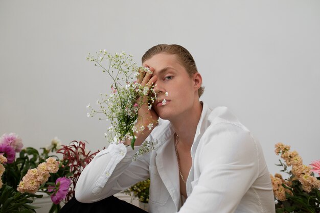 Mann mit den Blumen, die Seitenansicht aufwerfen