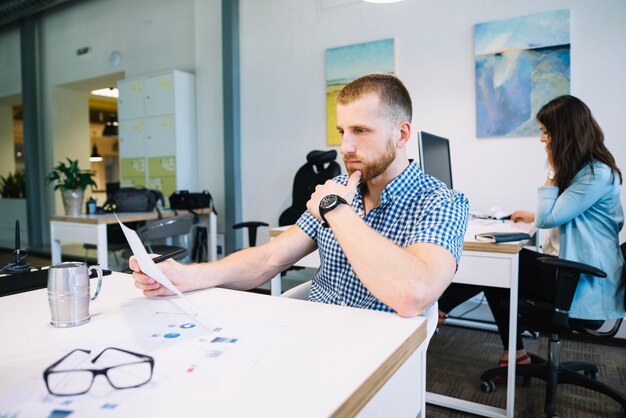 Mann mit Dokument im Büro