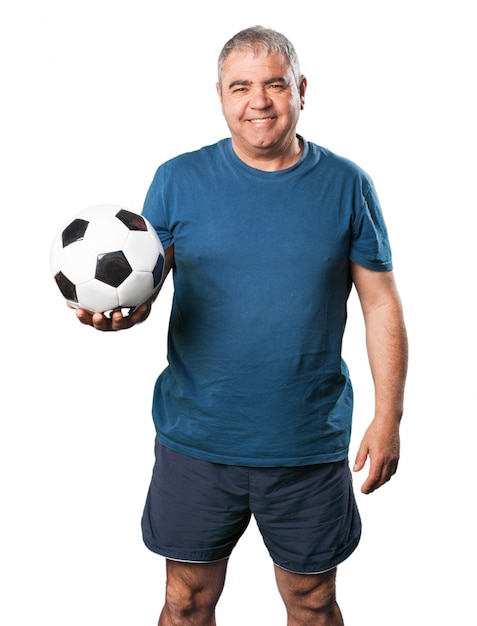Mann mit einem Fußball in seinen Händen