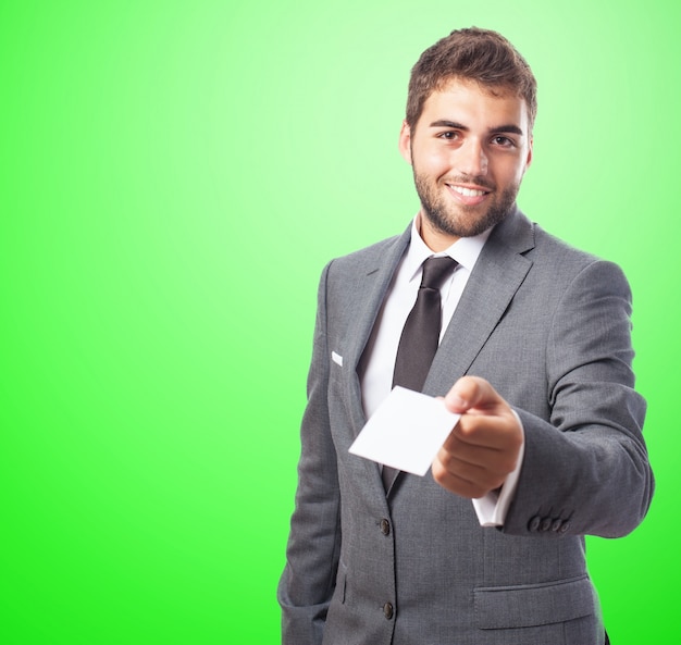 Mann mit einem Papier in einem grünen Hintergrund