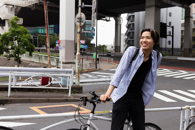 Mann mit Fahrrad in der Stadt