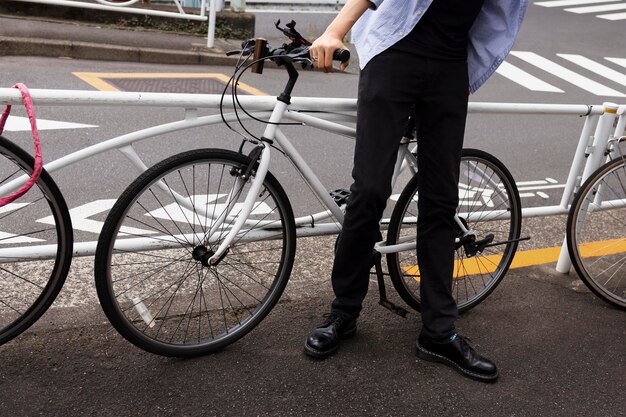 Mann mit Fahrrad in der Stadt