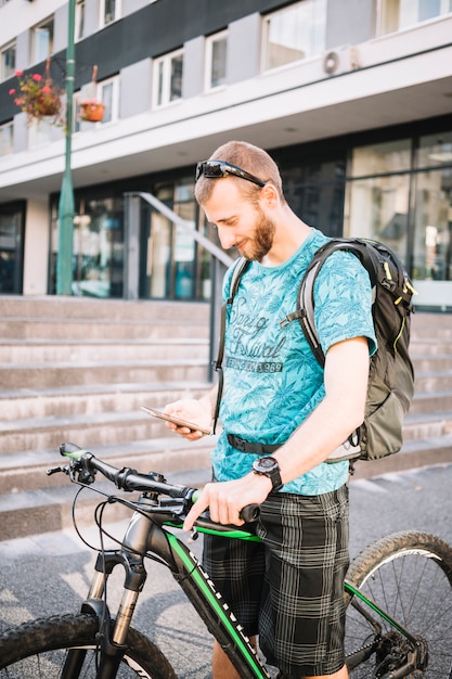 Mann mit Fahrrad