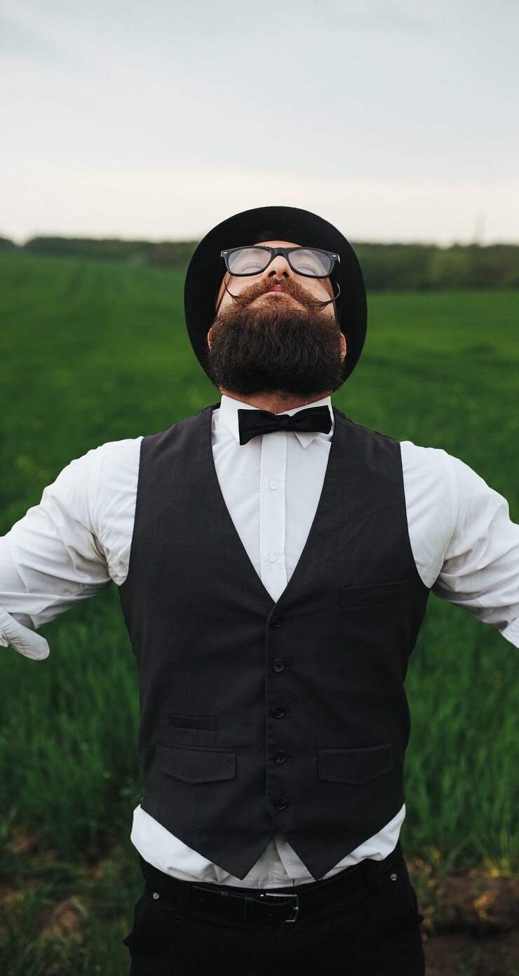 Kostenlose Foto mann mit fliege und hut nachschlagen