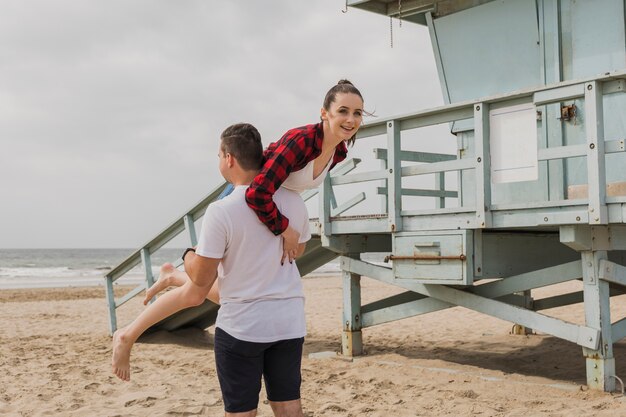 Mann mit Frau am Strand